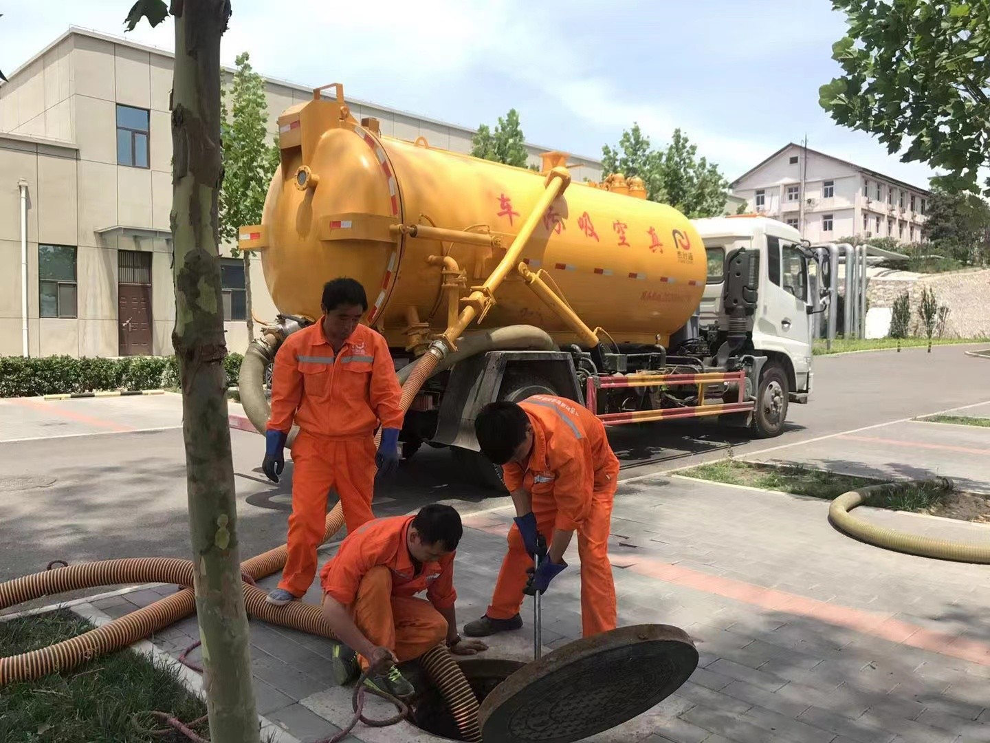 麻阳管道疏通车停在窨井附近