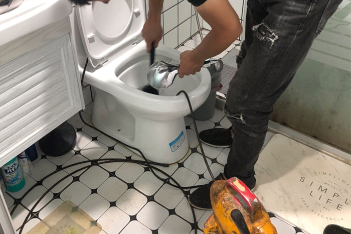 麻阳马桶堵塞自己疏通还是找师傅?专业上门服务让你省时更省心